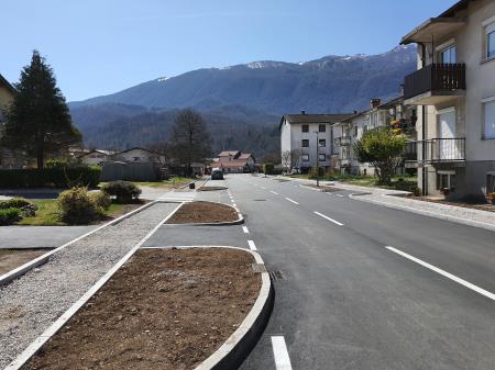 Urejanje pločnikov in zelenic.