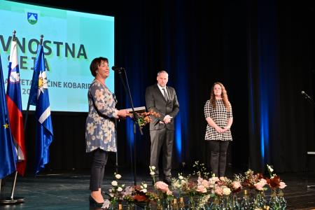 Denarno nagrado je v imenu Folklorne skupine PŠ Drežnica prevzela Rina Berginc. 