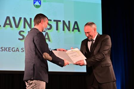 Denarna nagrada v roke Maticu Volariču. 