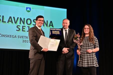 Matej Kavčič, župan Marko Matajurc in podpredsednica Komisije za nagrade in priznanja. 