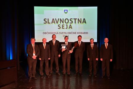 Oktet Simon Gregorčič Kobarid z nagrajencem Matejem Kavčičem.