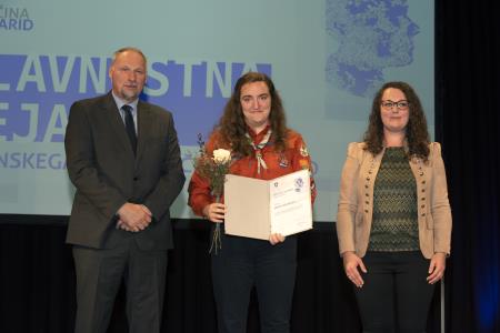 Stegovodja Tina Kurinčič je prevzela denarno nagrado Občine Kobarid za leto 2022. Na fotografiji v družbi župana in podpredsednice komisije za nagrade in priznanja Mateje Urbančič.